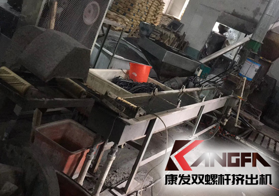 生產(chǎn)使用時(shí)間超十五年老設(shè)備sjsh系列雙螺桿擠出機(jī)完成了它的使命，正式走下舞臺(tái)
