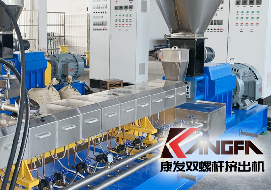 雙螺桿擠出機及擠出段螺棱表面金屬材料和機筒內壁表面金屬之間的“接觸磨損”，我們也可以稱之為“匹配磨損”。相同金屬材質之間的“接觸磨損”，在機筒和螺桿均采用滲氮鋼的材料制造，而且經(jīng)過相同的氮化處理工藝手段，其量化的“匹配磨損速率”顯然不容樂觀。