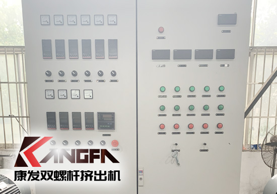 使用雙螺桿擠出機(jī)機(jī)械設(shè)備應(yīng)嚴(yán)格參照使用說明書要求使用，務(wù)必切記電源等安全問題，如果使用過程中還有其他問題，歡迎隨時(shí)撥打康發(fā)雙螺桿擠出機(jī)廠家服務(wù)電話13905153410，謝謝！