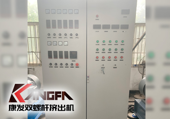 雙螺桿擠出設(shè)備主要運(yùn)用于pvc、rpvc等塑料材質(zhì)物體，擠出、造粒等，下文就擠出設(shè)備自我保護(hù)裝置做一些簡(jiǎn)單介紹。 