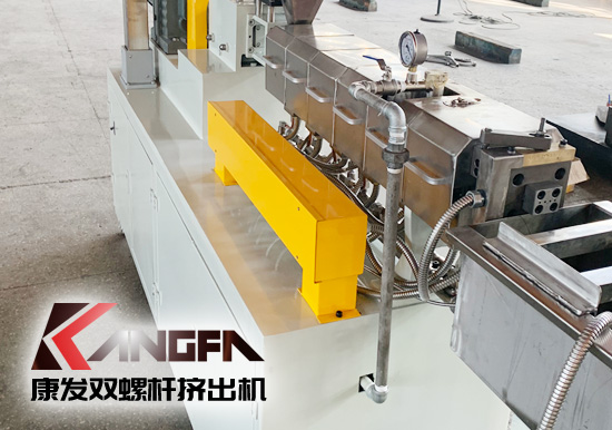 塑料廠實驗室研究專用康發(fā)20型雙螺桿擠出造粒機(jī)組設(shè)備，機(jī)筒內(nèi)徑 20mm/長徑比 28-48/主電機(jī)功率 5.5kw/螺桿轉(zhuǎn)速 100rpm/參考產(chǎn)量 5-20kg/h。