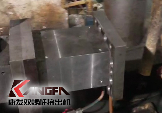 提升機筒耐磨及耐腐蝕性！康發(fā)雙螺桿擠出機設(shè)備舊機筒更換視頻