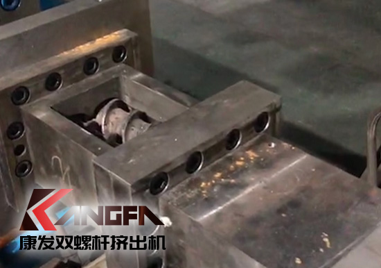 提升機筒耐磨及耐腐蝕性！康發(fā)雙螺桿擠出機設(shè)備舊機筒更換視頻
