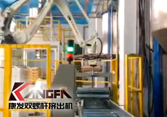  機(jī)械手臂應(yīng)用于雙螺桿擠出造粒機(jī)組現(xiàn)代化生產(chǎn)線！靈活部署,降低生產(chǎn)成本,全面提升雙螺桿造粒生產(chǎn)效率！