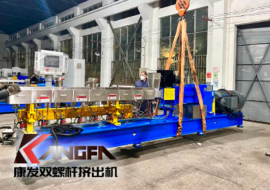 臨近年底，雙螺桿擠出機(jī)發(fā)貨忙,全力以赴為市場(chǎng)！