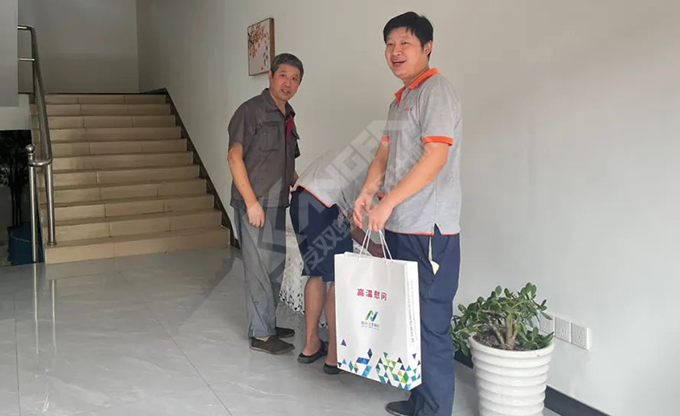 南京江北新區(qū)總工會(huì)深入康發(fā)雙螺桿擠出機(jī)一線開(kāi)展“來(lái)高溫慰問(wèn)”慰問(wèn)活動(dòng)！