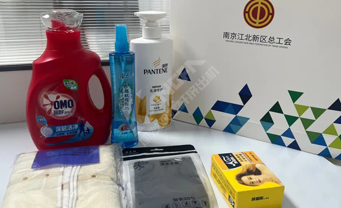 南京江北新區(qū)總工會(huì)深入康發(fā)雙螺桿擠出機(jī)一線開(kāi)展“來(lái)高溫慰問(wèn)”慰問(wèn)活動(dòng)！