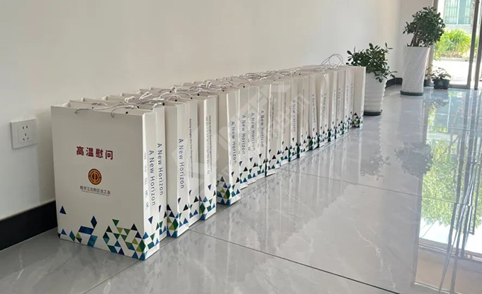 南京江北新區(qū)總工會(huì)深入康發(fā)雙螺桿擠出機(jī)一線開(kāi)展“來(lái)高溫慰問(wèn)”慰問(wèn)活動(dòng)！