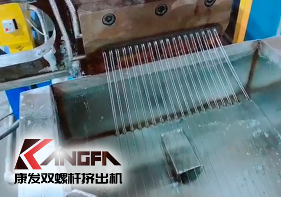 康發(fā)雙螺桿擠出機(jī)熔噴料生產(chǎn)線交付，每天可以為市場(chǎng)提供800萬(wàn)只口罩的原料。生產(chǎn)線出料均勻，不斷條！料子表面光滑，顆粒大小均勻！口罩布（熔噴布）熔脂可達(dá)1400-1600！